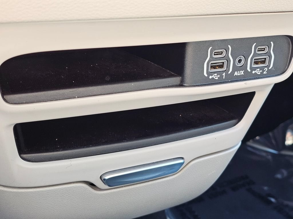 2024 Chrysler Pacifica Base
